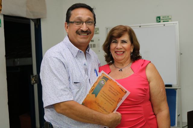 José Ignacio Rodríguez recibió un reconocimiento por sus 25 años de permanencia en la Asociación de Contadores Públicos del Huila, Asconphu, por parte de Lucy Gutiérrez Arias, presidenta del gremio.